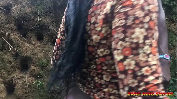 Sveži videoposnetki o I FUCKED HER ON THE VILLAGE ROAD COMING BACK FROM FARM WITH GRANDMA energiji