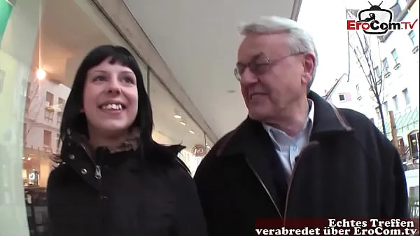 Frisse OLD MAN USER HELMUT PICKS UP YOUNG GERMAN TEEN ON THE STREET energievideo's