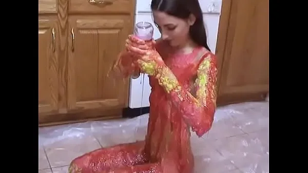 Frisse Horny bitch in the kitchen is playing around in the food coloring and syrup energievideo's