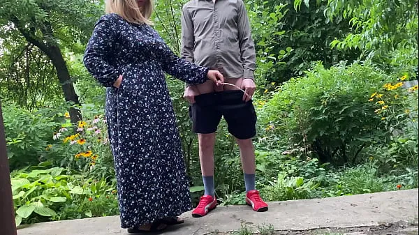 Sveži videoposnetki o Mommy MILF pissing standing up in the city park after helping her stepson piss energiji