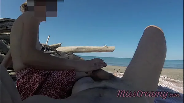 Des inconnus ont surpris ma femme en train de toucher et de se masturber ma bite sur une plage publique de nudistes - Véritable amateur français - MissCreamy
