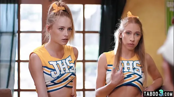 Video energi Petite blonde teens Khloe Kapri and Kyler Quinn anal fucked by their coach segar