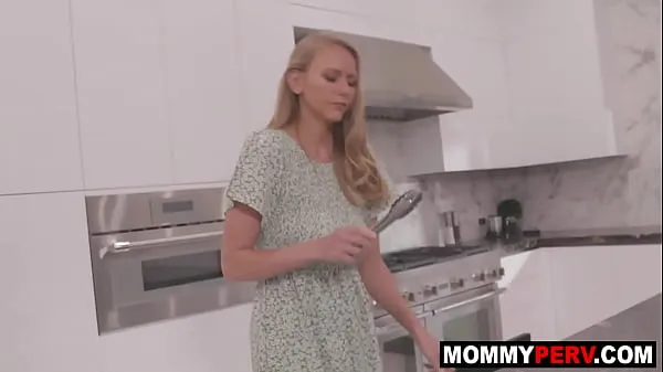 Fersk Hot stepmom deepthroats stepson's cock energivideoer