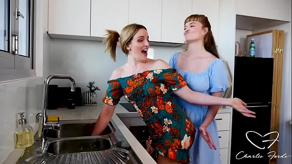Νέα Laney eats out Charlie's pussy while her hand is stuck in the sink and she is at her mercy ενεργειακά βίντεο