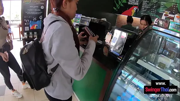 Thai teen girlfriend pleases her boyfriend in public in the back of a coffee shop Video tenaga segar