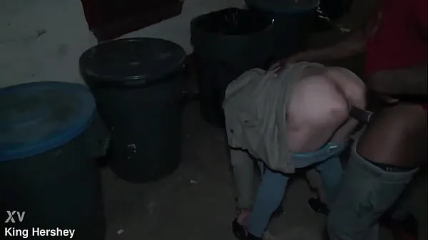 Fersk Fucking this prostitute next to the dumpster in a alleyway we got caught energivideoer
