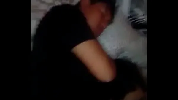 Frisse THEY FUCK HIS WIFE WHILE THE CUCKOLD SLEEPS energievideo's