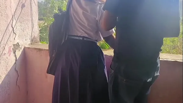 Sveži videoposnetki o Tuition teacher fucks a girl who comes from outside the village. Hindi Audio energiji