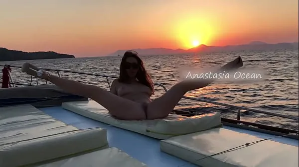 Video energi Public. A wonderful girl dances naked on a boat in the open sea. Masturbates, enjoys herself segar