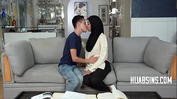 Friske Teen In Hijab Gives Into Temptation energivideoer