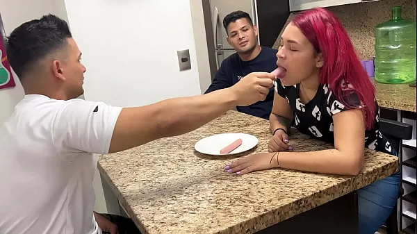 Νέα Housewife Wife Likes to Suck Sausage When her Husband's Friend Takes It in His Mouth She Turns into a Slut in Front of her Cuckold Husband ενεργειακά βίντεο
