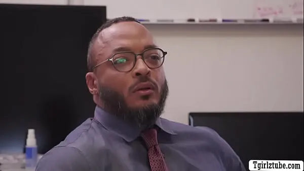 Friske Shemale boss analed by black in office energivideoer