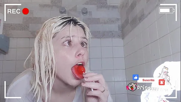 Wet t-shirt with lollipop in the shower Video tenaga segar