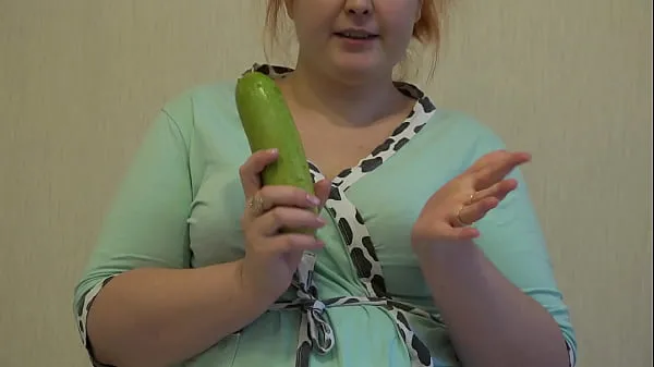 新鲜A fat MILF puts a big zucchini in her hairy cunt and fucks to orgasm能量视频