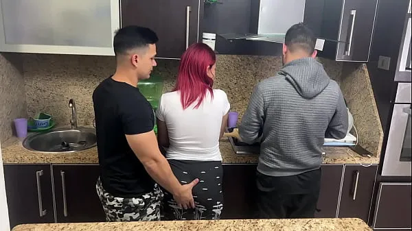 Sveži videoposnetki o Wife and Husband Cooking but his Friend Gropes his Wife Next to her Cuckold Husband NTR Netorare energiji
