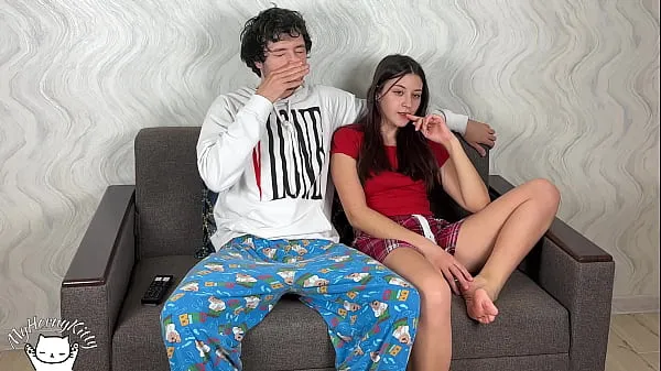 Čerstvá videa o Step Sister Sits On Step Brother And Rubs Her Pussy On The Tip Of His Cock But He Accidentally Cums Inside Her!! Cream Pie In Step Sis energii