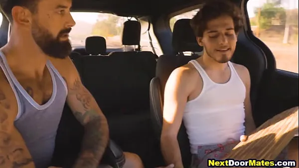 Свежие Возбужденный красавчик снимает молодого автостопщика для гей-секса энергетические видео