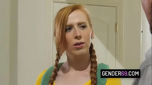 Video energi Redhead tranny teen anal fucked on the sofa segar