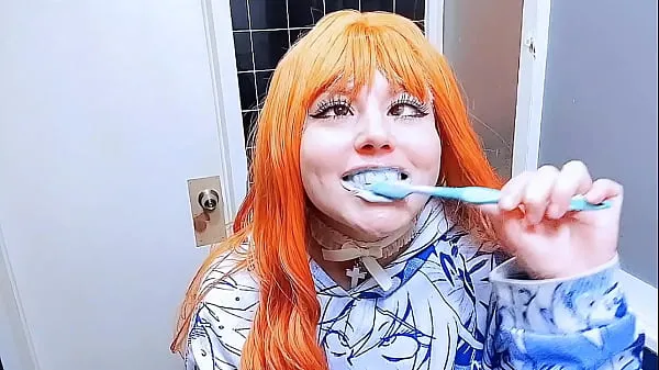 Świeże, ᰔᩚ Redhead brushes her teeth energetyczne filmy
