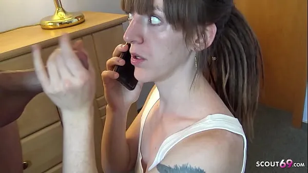 Nuevos Un extraño se la folla y su novio está hablando por teléfono: la alemana Nicky-Foxx en una cita en el hotel vídeos de energía