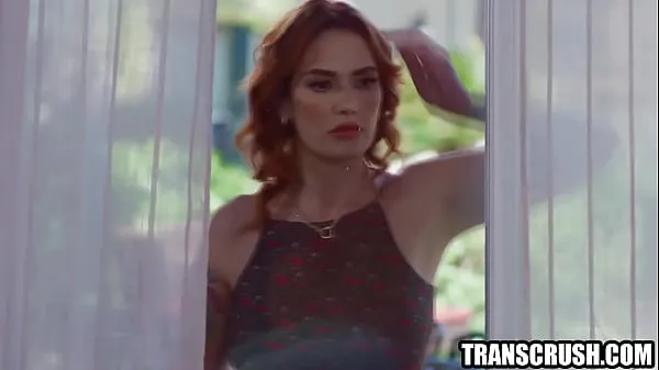 新鮮なジンジャー熟女がトランスガールを近所に迎えるエネルギーの動画