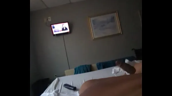 新鮮なCarameldick4 Strokes His Big Cock On The Bedエネルギーの動画