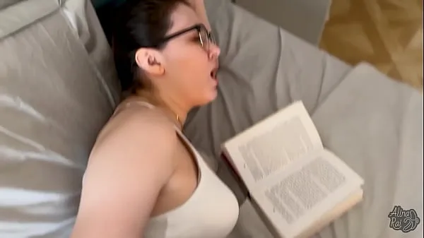 Video energi Stepson fucks his sexy stepmom while she is reading a book segar