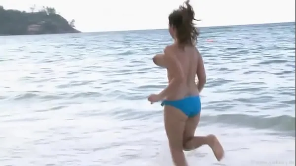Frisse bouncing beach boobs energievideo's